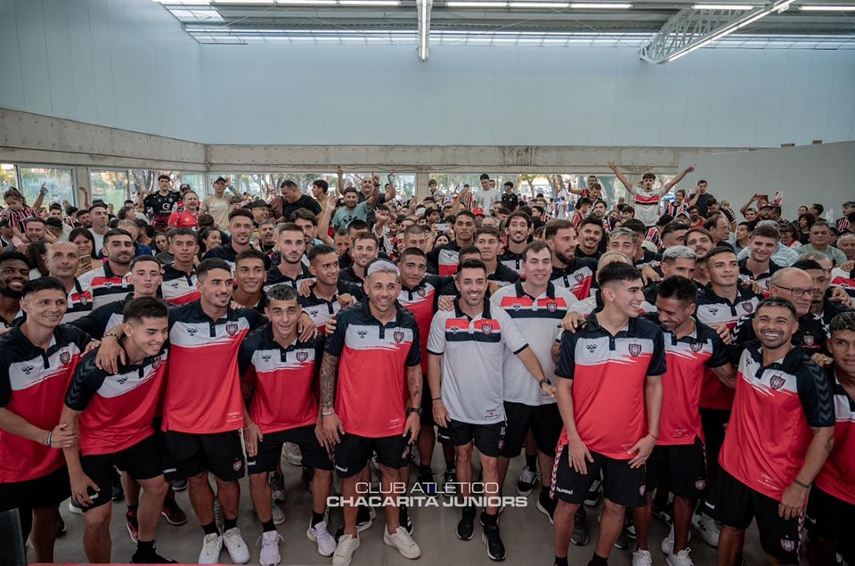 Con la ilusión de volver a Primera, Chacarita presentó su plantel y la nueva camiseta 